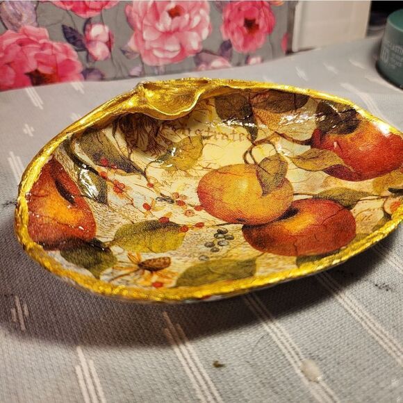 DECOUPAGE CLAM SHELL DECOUPAGE APPLES ON A CLAM SHELL TRINKET DISH - Picture 5 of 11
